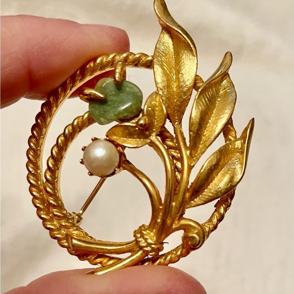 VTG Sarah Coventry Jade Garden brooch 1966
 gold-tone flower/leaves/twisted rope